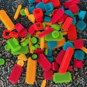 Battat Bristle Block  Lot Of 130+ Piece Stem Building Blocks Interlocking Parts